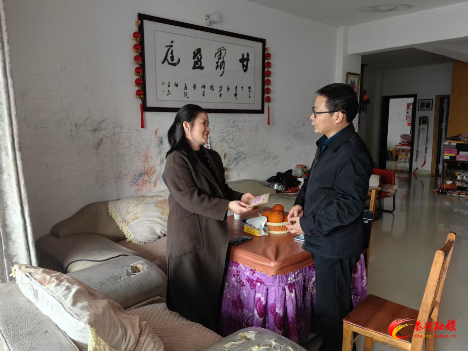 慰问周秀平.jpg 慰问周秀平.jpg