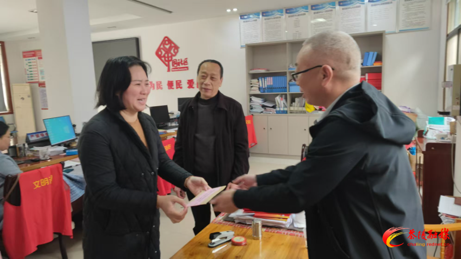 慰问刘红芳.jpg 慰问刘红芳.jpg